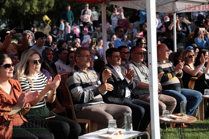 Akhisar'da Halk Oyunları Bahar Şenliği Renkli görüntülere sahne old 92