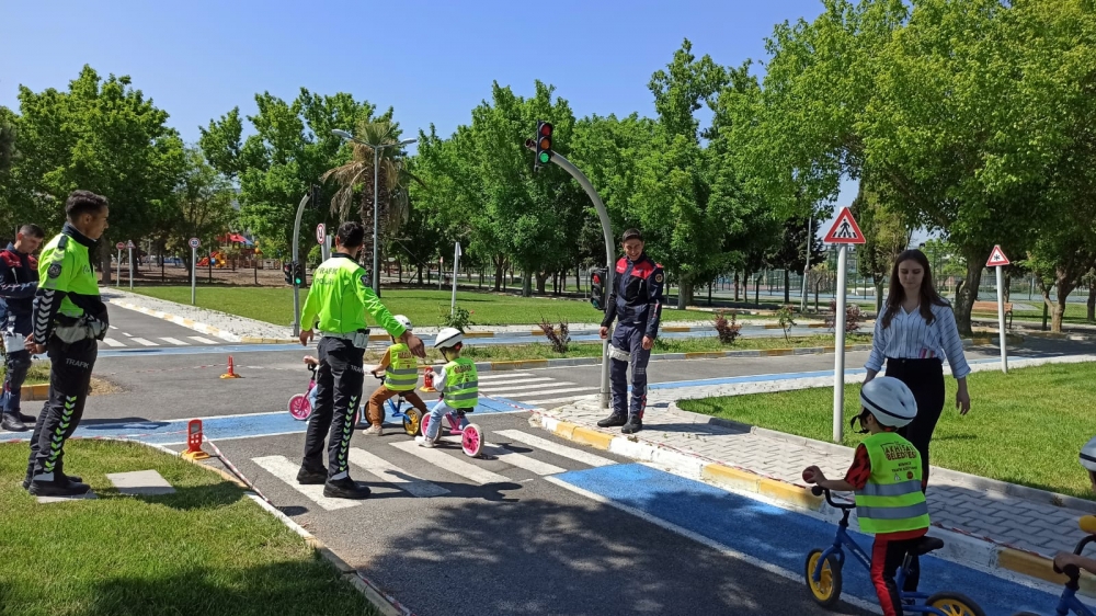 Minikler emniyet güçlerinde bisiklet eğitimi aldı 10