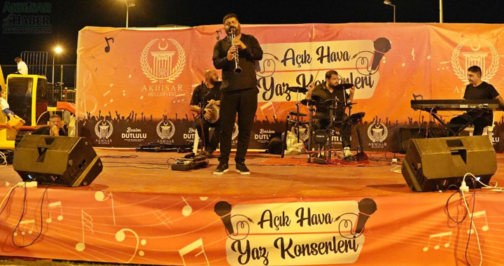 Yaz akşamları konserleri vatandaşlara keyifli anlar yaşatıyor