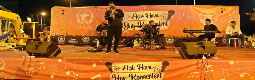 Yaz akşamları konserleri vatandaşlara keyifli anlar yaşatıyor