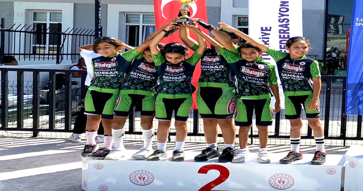 Bisikletçiler Burdur’da Akhisar için pedalları çevirdiler