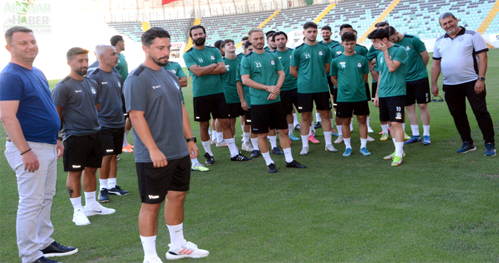 Akhisar Belediye 1885 Spor Kulübü Sahaya indi