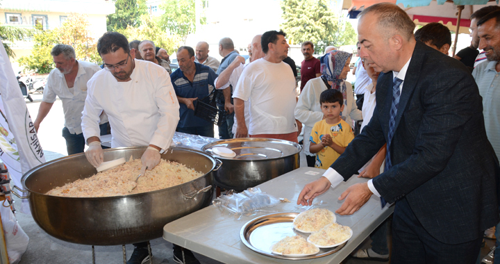 Güral, Zafer Bayramı'nın 102'uncu yıldönümünde pilav hayrı yaptı