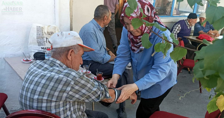 İlçe Sağlık Müdürlüğü Köyleri gezip tansiyon ölçüyor