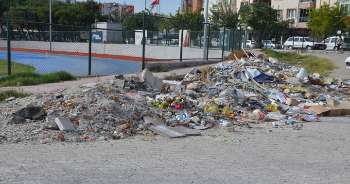 İki kez ihale aşaması geçiren Şehir Stadı adeta çöplüğe döndü