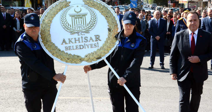 Cumhuriyet Bayramı 101. yılı çelenk sunma töreniyle başladı