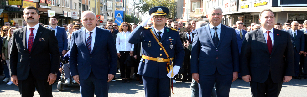 Cumhuriyet Bayramı 101. yılı çelenk sunma töreniyle başladı