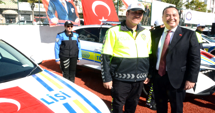 Akhisarlı Hayırsever iş İnsanları, 18 aracı Polis teşkilatına teslim etti