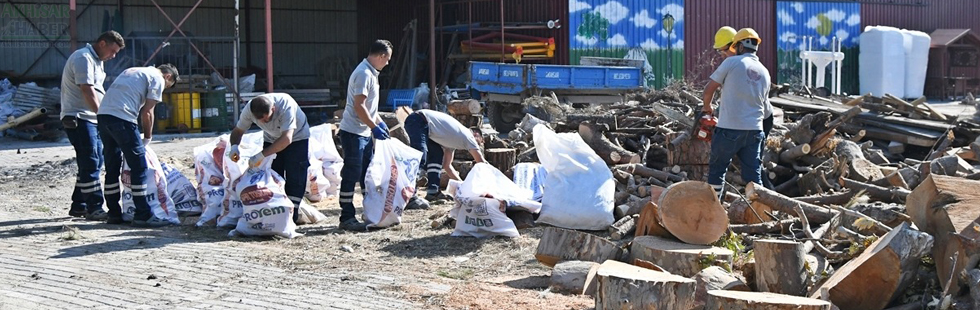 Akhisar Belediyesi’nden ihtiyaç sahibi vatandaşlara yakacak odun desteği