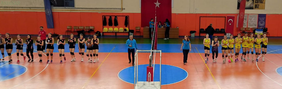 Akhisargücü Genç Kız Voleybol takımı yenilmezlik serisi devam ediyor