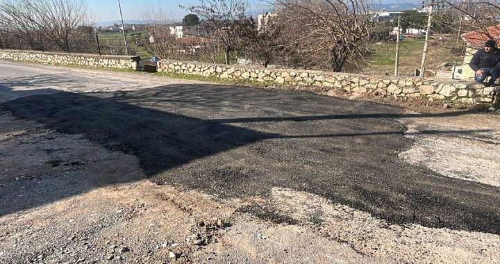 Manisa Büyükşehir Belediyesi Akhisar'daki yol bozukluklarını onarıyor