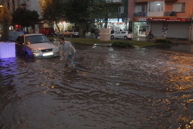 Akhisar’da Yağmur, Vatandaşı Hazırlıksız Yakaladı