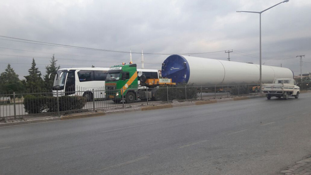 50 metre uzunluğundaki silindiri taşıyan tır Akhisar’da geçti