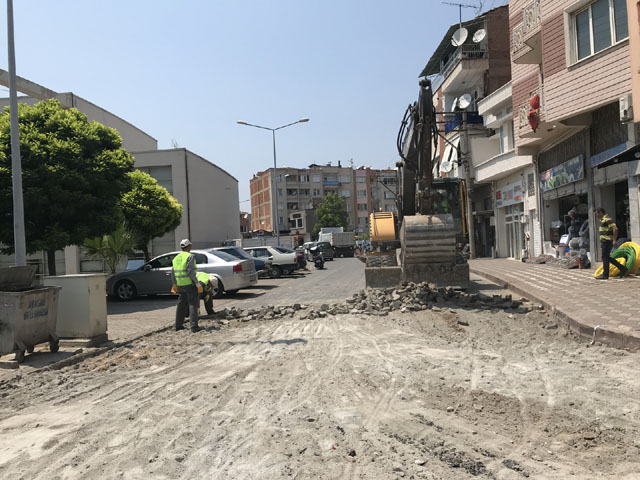 Akhisar Belediyesi Fen İşleri yol çalışmaları aralıksız sürüyor