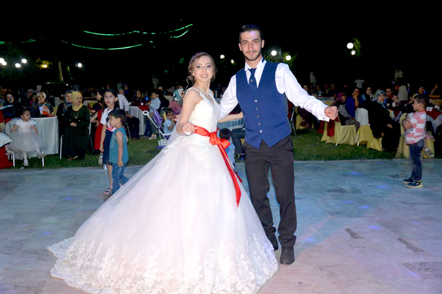 Elif ve Berkan dünya evine girdi