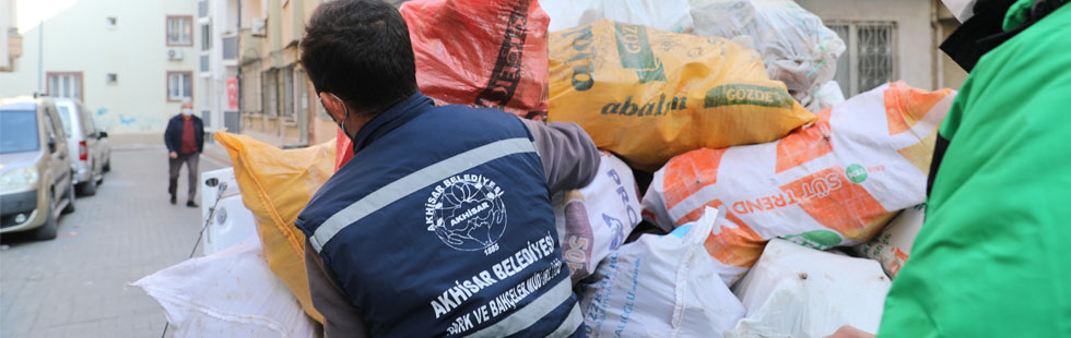 Akhisar’da budanan ağaçlar ihtiyaç sahiplerine yakacak oluyor