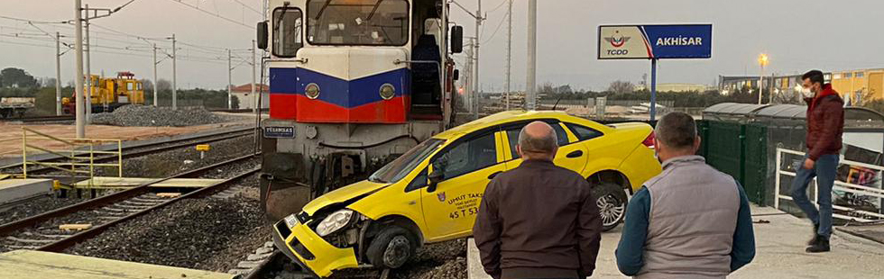 Akhisar'da tren kazası: Şoför son anda kurtuldu!