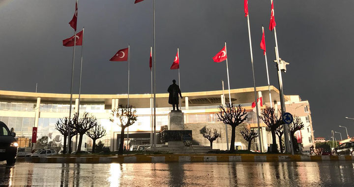 Yağışlı hava Akhisar'ı terk ediyor