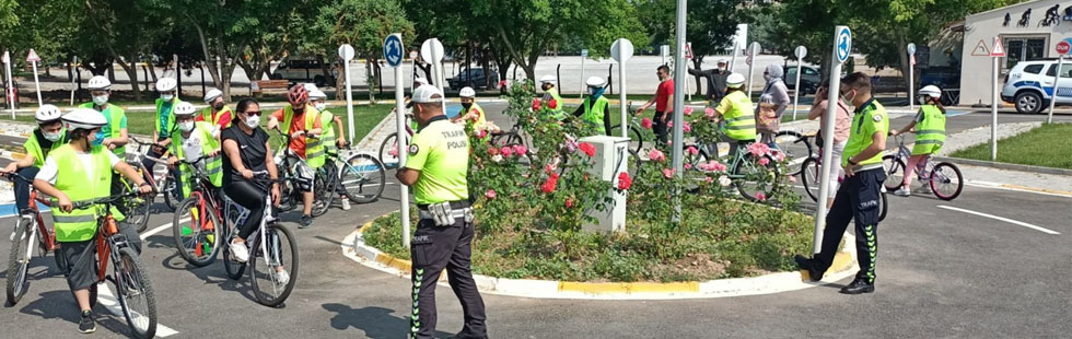 Akhisarlı minikler bisiklet sürüş ve trafik eğitimi aldı