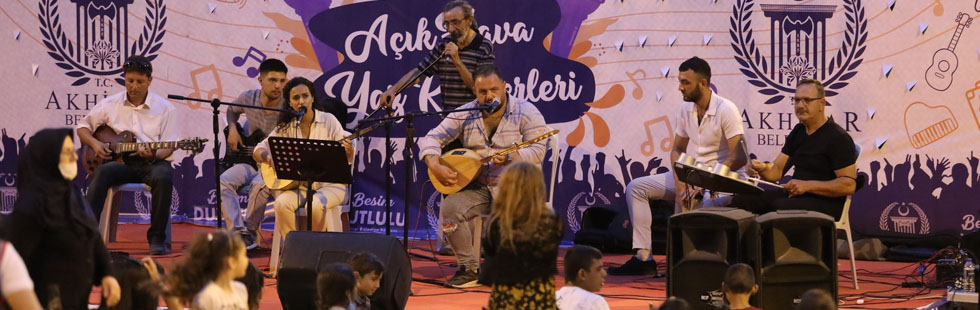 Akhisar Belediyesi açık hava yaz konserleri büyük ilgi görüyor