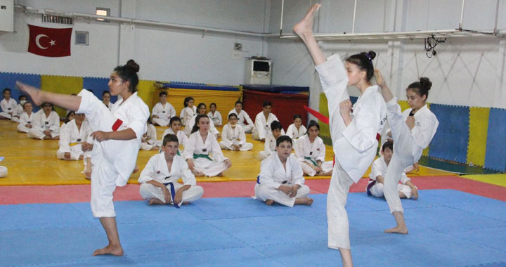 Taekwondo kuşak sınavında 54 sporcu ter döktü