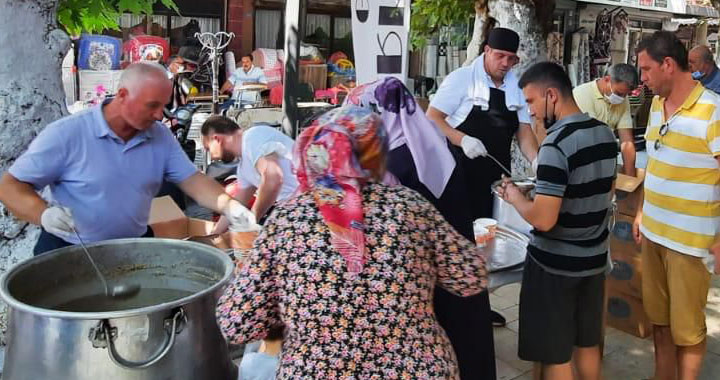 Merkez çarşı esnafından bin kişilik aşure hayrı