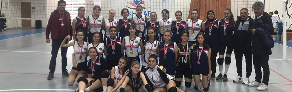 Cumhuriyet Kupası voleybol müsabakalarında şampiyon Çağlak Anadolu lisesi