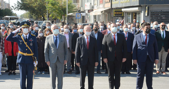 Cumhuriyetimizin 98.ci yılı çelenk sunma töreni yapıldı