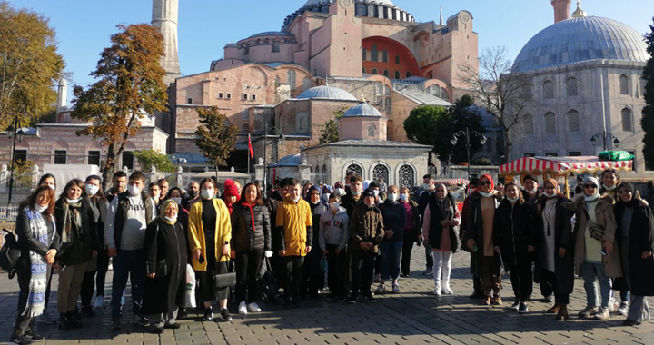 Akhisar Belediyesi’nden özel öğrencilere İstanbul gezisi