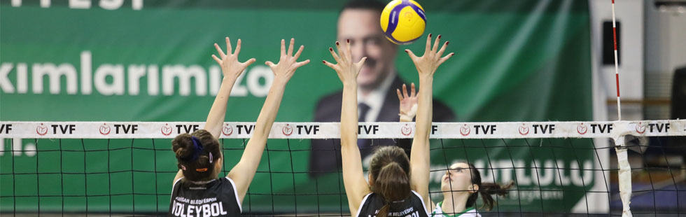 Akhisar Belediye voleybol evinde Salihli Belediye’ye kaybetti