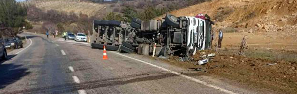 Akhisar'da sülfürik asit taşıyan tanker ile otomobil çarpıştı: 5 yaralı