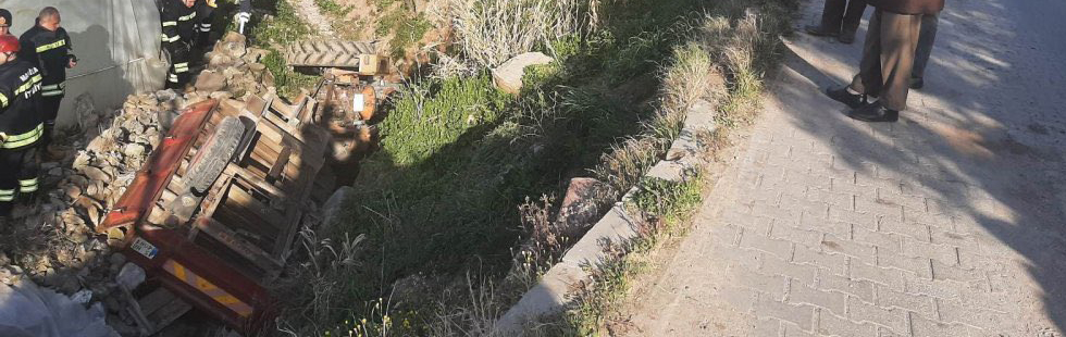 Devrilen traktörün altında kalan sürücü hayatını kaybetti