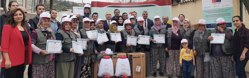 Uygulamalı Çiftçi Okulu mezunlarına sertifika ve hediyeleri teslim edildi