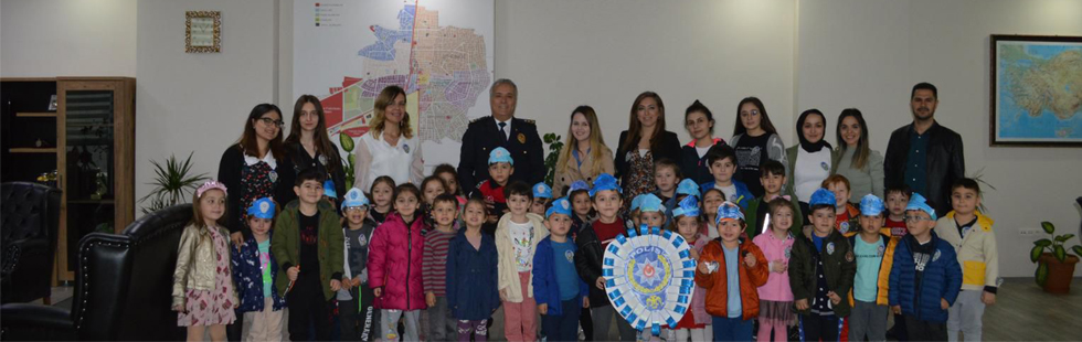 Akhisar Belediyesi kreşindeki minikler polis amcalarını ziyaret etti