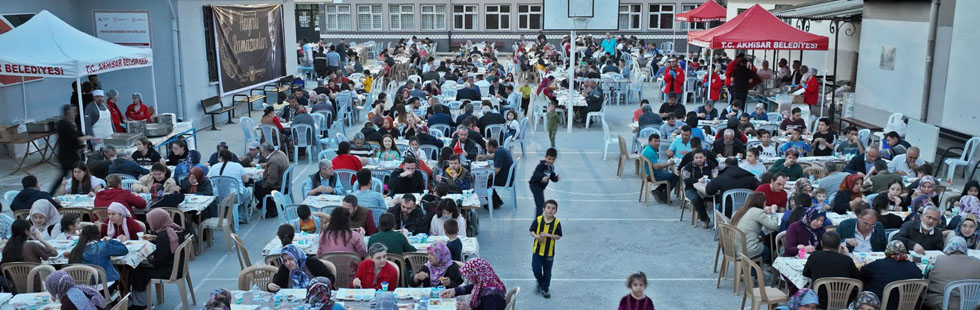 Akhisar Belediyesi iftar sofrası Cumhuriyet ve Hacıishak’da kuruldu