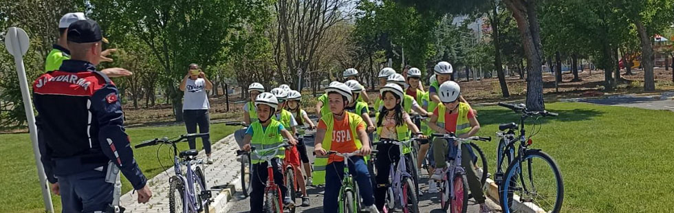 Öğrencilere Jandarma ve Polisten uygulamalı trafik eğitimi