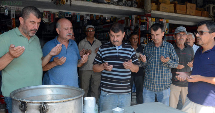 Tepeci kardeşlerin aşure hayrı