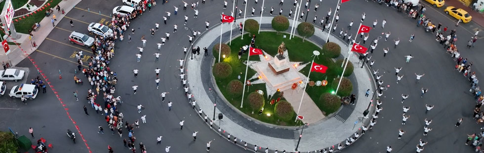 Kurtuluşunun 100. yılında yüzlerce kişi aynı anda zeybek oynadı!