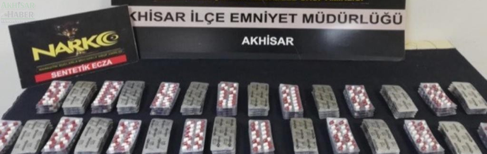 Polisi görünce uyuşturucu dolu poşeti arabanın camından attı