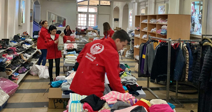 Akhisar’da depremzedeler için sosyal market ve butik kuruldu