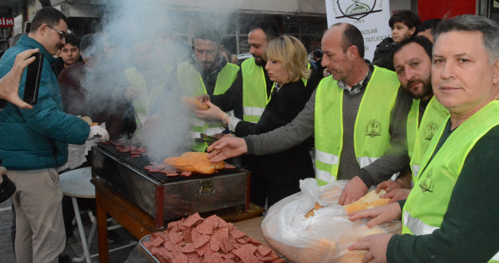 Lokantacılar odası sucuk ekmek dağıttı