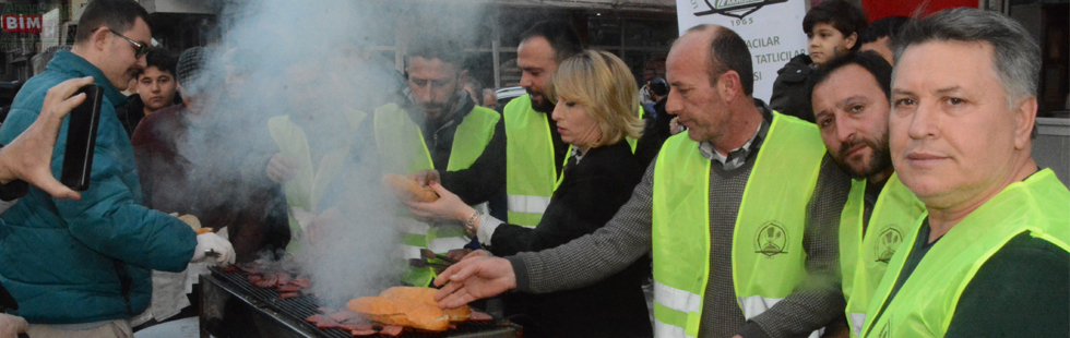 Lokantacılar odası sucuk ekmek dağıttı