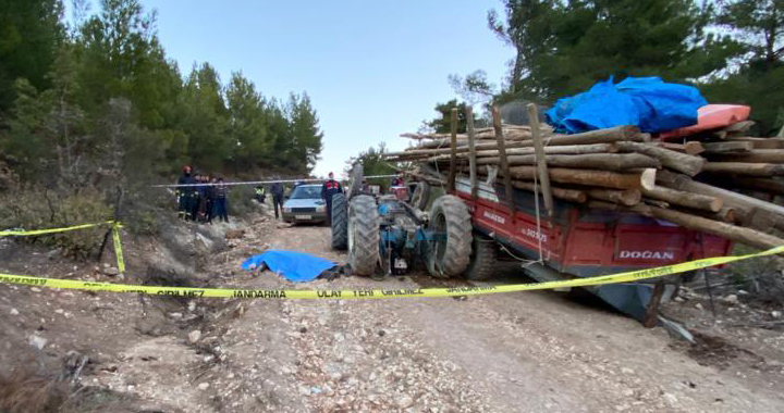 Akhisar’da devrilen traktörün altında kalan sürücü öldü