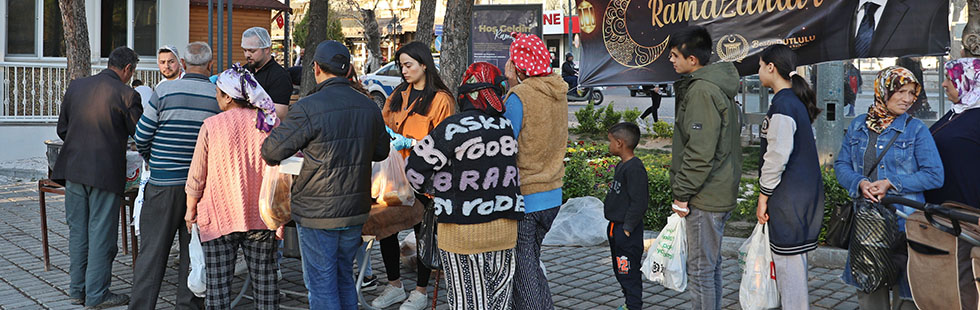 Akhisar Belediyesi’nden 3200 kişilik iftar yemeği