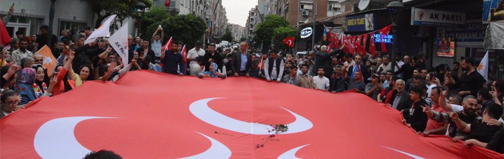 Akhisar AK Parti İlçe Lokali önü şenlik havasında