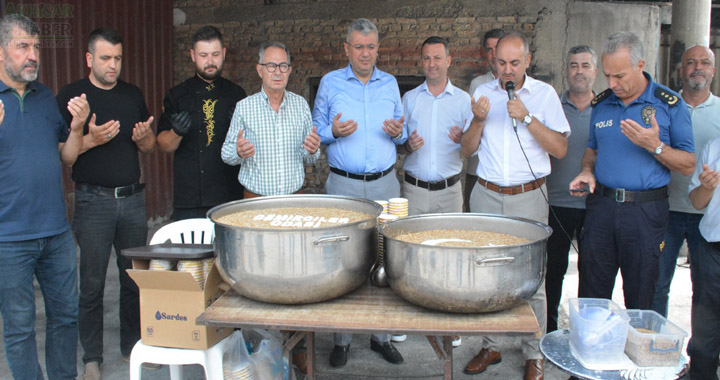 Demirciler odasından geleneksel aşure hayrı