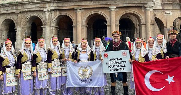 Halk Oyunları Ekibi İtalya’da Akhisar’ı temsil etti