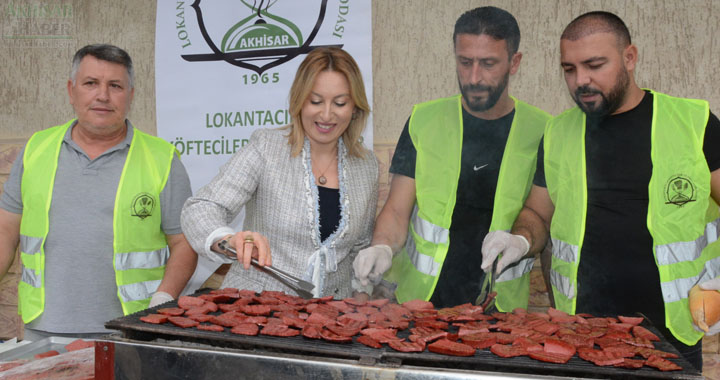 Cumhuriyetin 100. Yılında Lokantacılar odası sucuk ekmek dağıttı