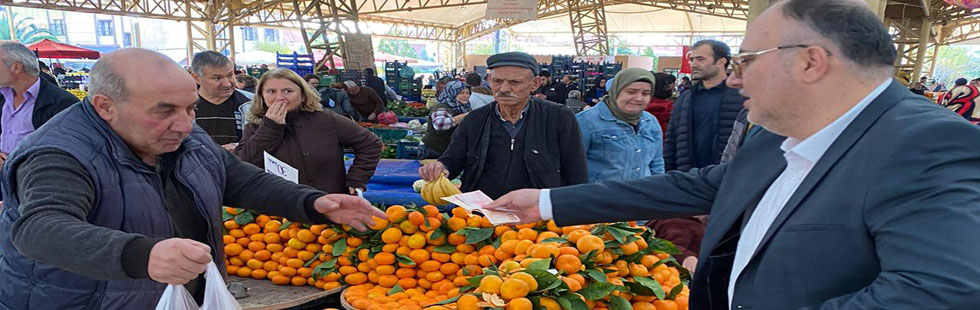 AK Parti'den Fatih Füzün, Akhisar Cuma pazarı esnafını ziyaret etti