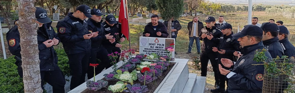 Akhisar İlçe Emniyet Müdürlüğü şehit meslektaşını unutmadı